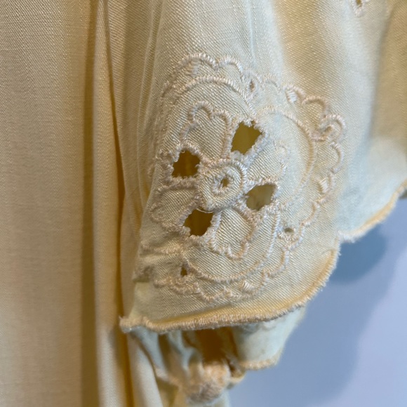 Beautiful pale yellow blouse - Picture 4 of 6